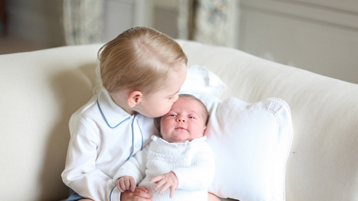 Φωτογραφίες: Η πριγκίπισσα Σάρλοτ στην αγκαλιά του πρίγκιπα Τζορτζ!